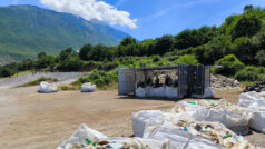 Mobile sorting container to tackle river plastic pollution