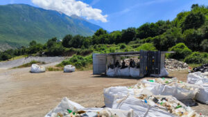 Mobile sorting container to tackle river plastic pollution