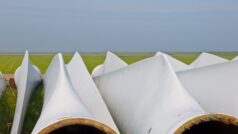 Technologies for dismantling end-of-life wind turbine blades